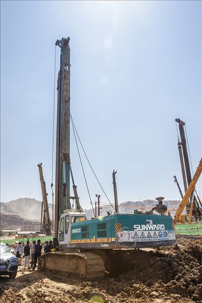山河智能旋挖钻机助力昆明高铁站建设