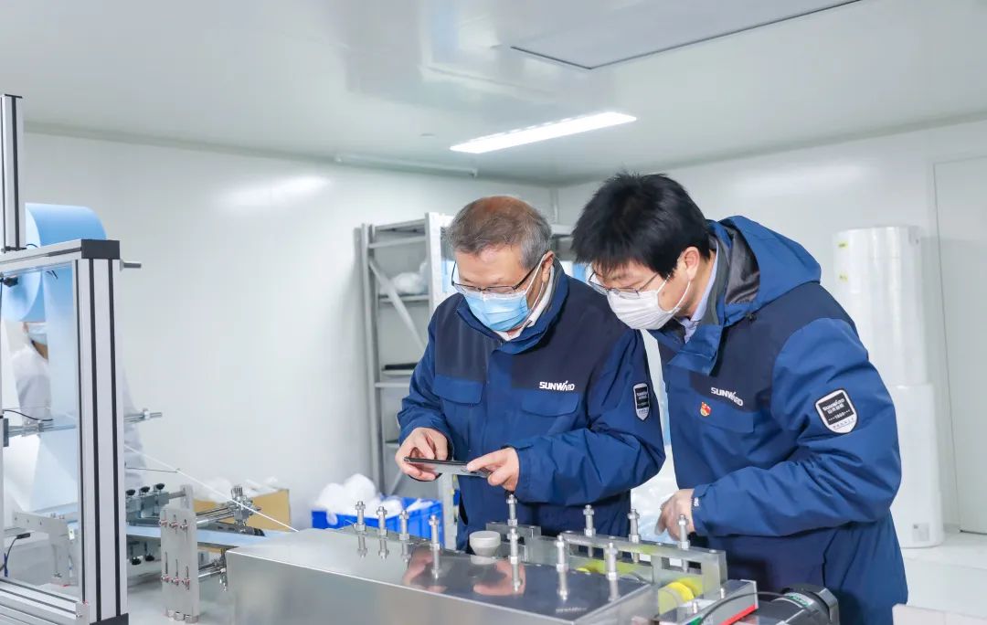 董事长启封山河智能第一个成品口罩