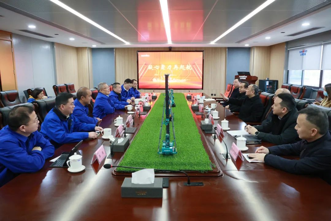 张庆红调研山河智能