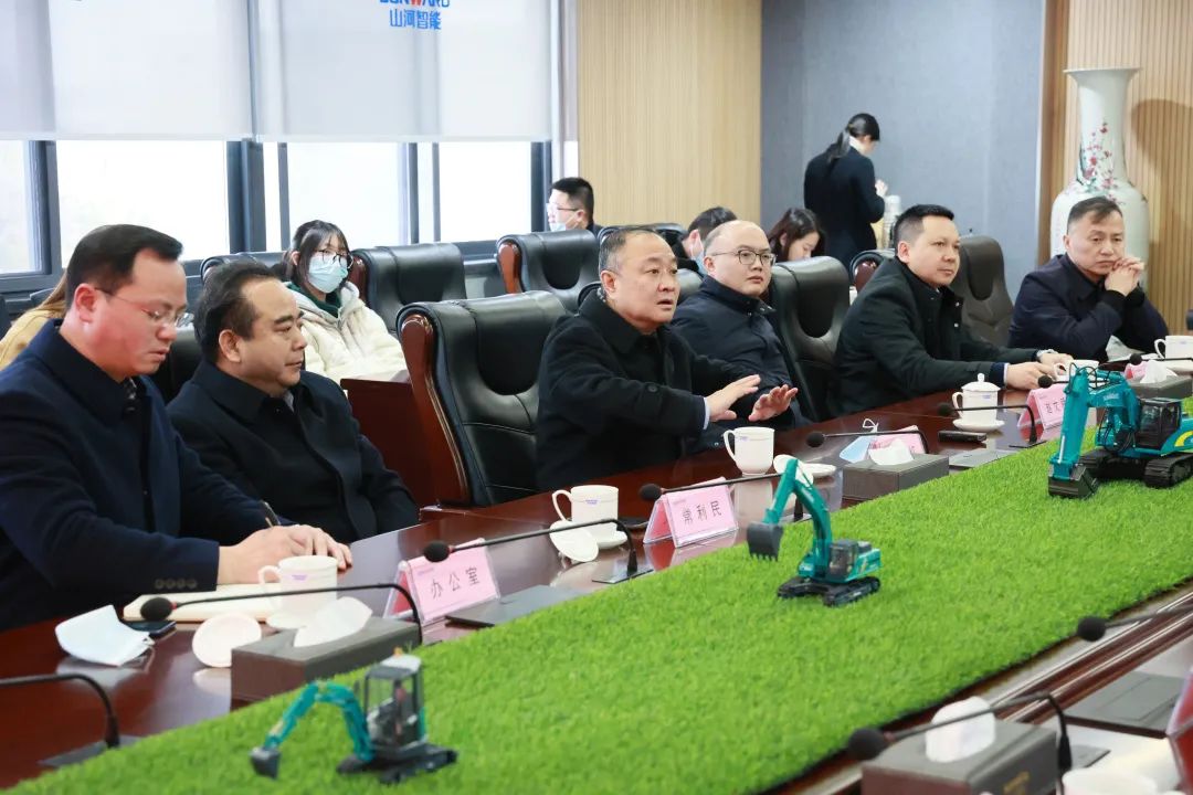 张庆红调研山河智能