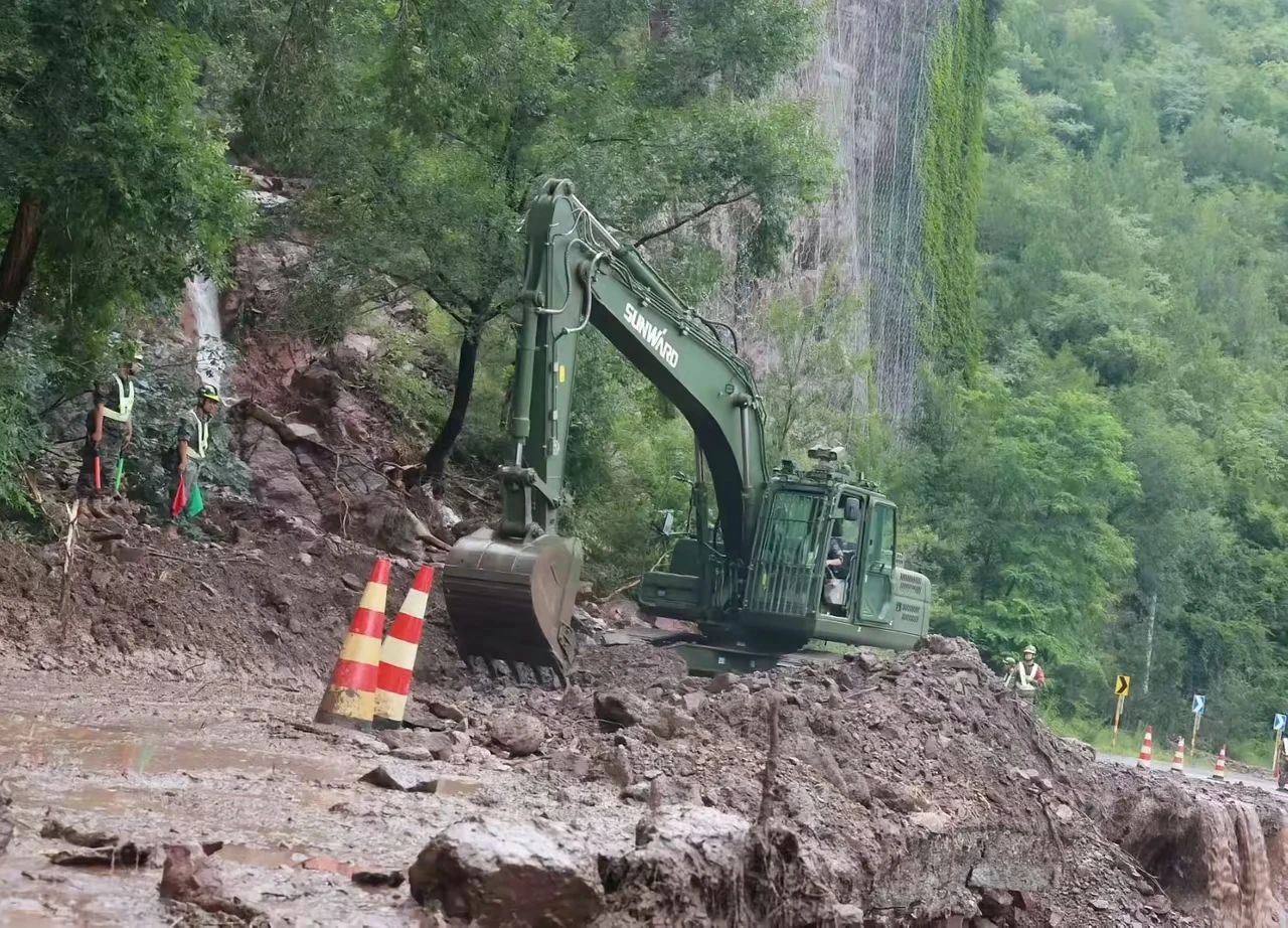 关注！山河智能应急救援装备助力武警冲锋北京暴雨抢险救灾一线！